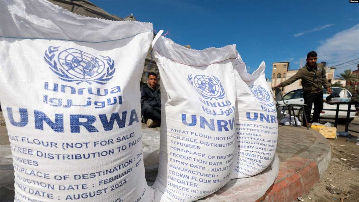 Pengungsi Palestina menunggu untuk menerima bantuan Badan Bantuan dan Pekerjaan PBB (UNRWA), di tengah konflik yang sedang berlangsung antara Israel dan kelompok Islam Palestina Hamas, di Rafah, di selatan Jalur Gaza, 7 Maret 2024. (Foto: REUTERS/Mohammed Salem)
