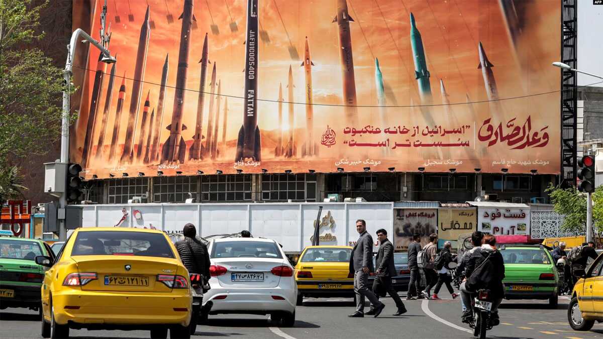 Sebuah billboard menggambarkan rudal balistik Iran dengan teks dalam bahasa Arab yang berbunyi "janji orang jujur" di pusat Tehran, 15 April 2024. Presiden Prancis Emmanuel Macron berusaha keras untuk menghindari eskalasi situasi antara Israel dan Iran. (Foto: AFP)