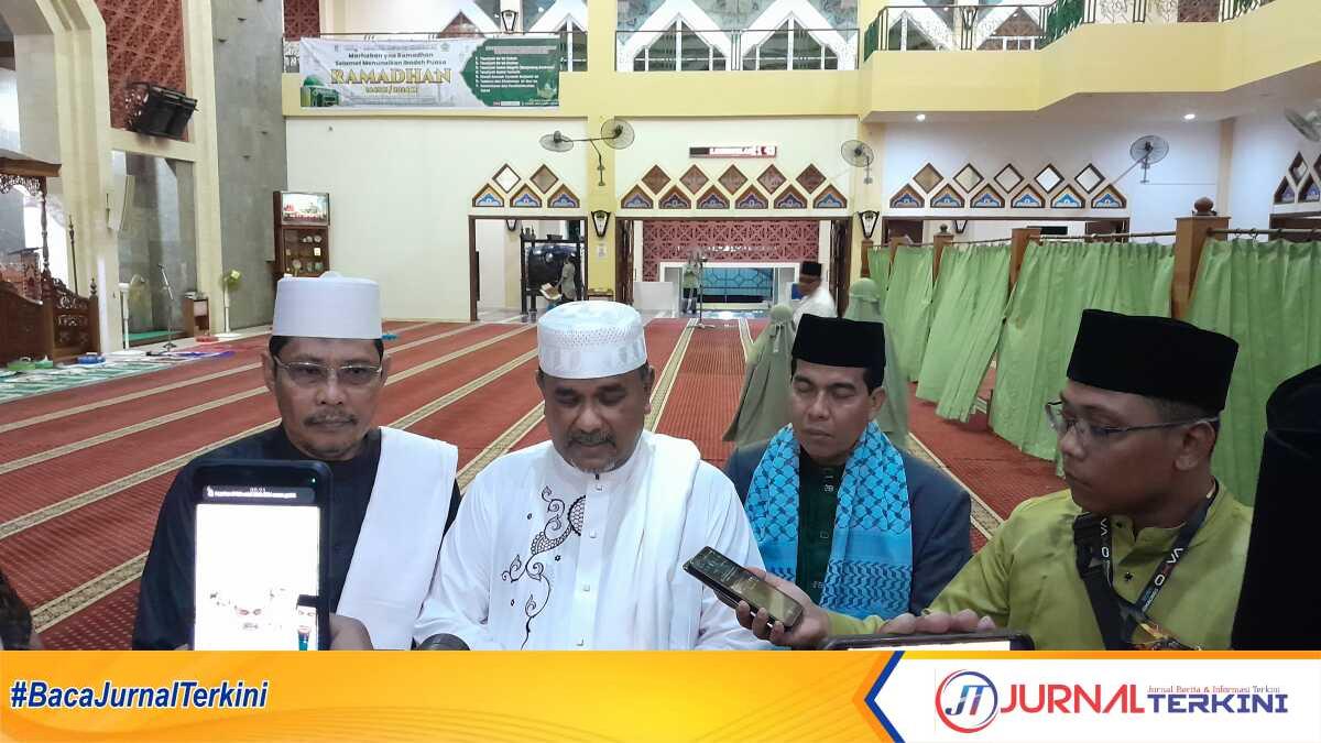 Bupati Karimun Aunur Rafiq diwawancarai wartawan usai Safari Ramadhan di Masjid Agung, Senin (11/3/2024) malam. (jurnalterkini.id/yogi)