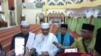 bupati Karimun Aunur Rafiq di masjid agung Bupati Karimun Aunur Rafiq diwawancarai wartawan usai Safari Ramadhan di Masjid Agung, Senin (11/3/2024) malam. (jurnalterkini.id/yogi)