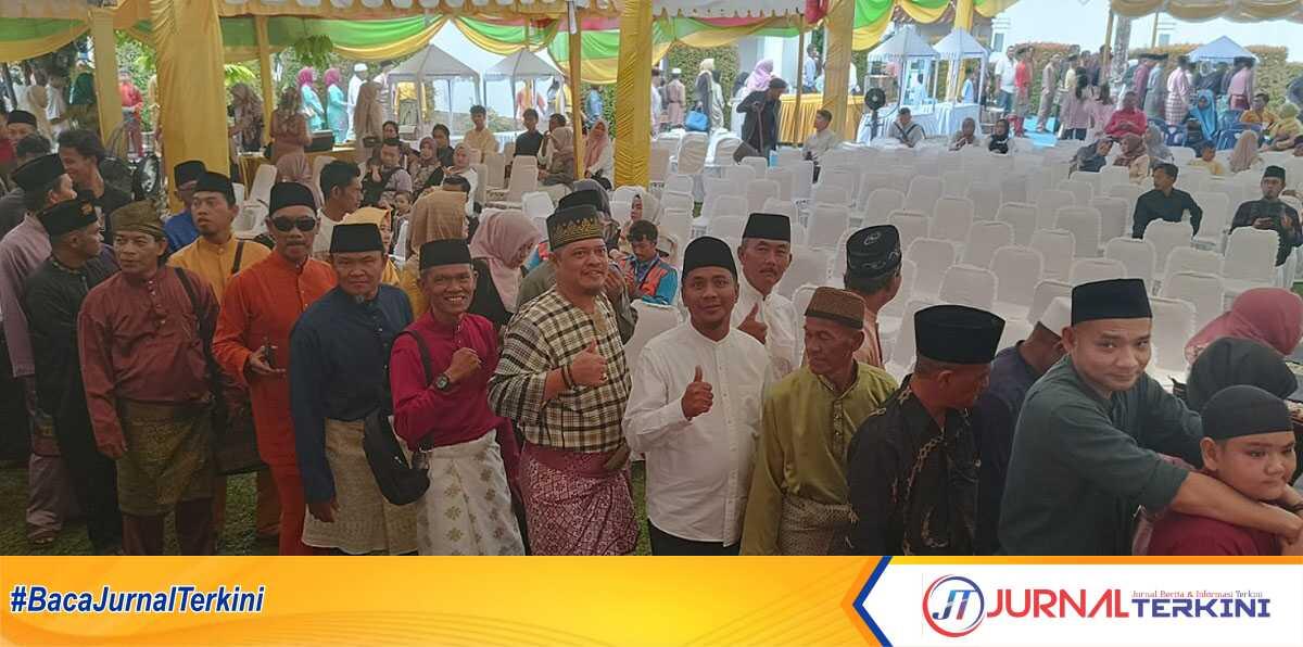 Rombongan Bupati Karimun Aunur Rafiq antre berbaris untuk bersalaman dengan Gubernur Kepri Ansar Ahmad dalam acara open house di Gedung Daerah, Tanjungpinang, Kamis (11/4/2024). (jurnalterkini.id/edy kencana)