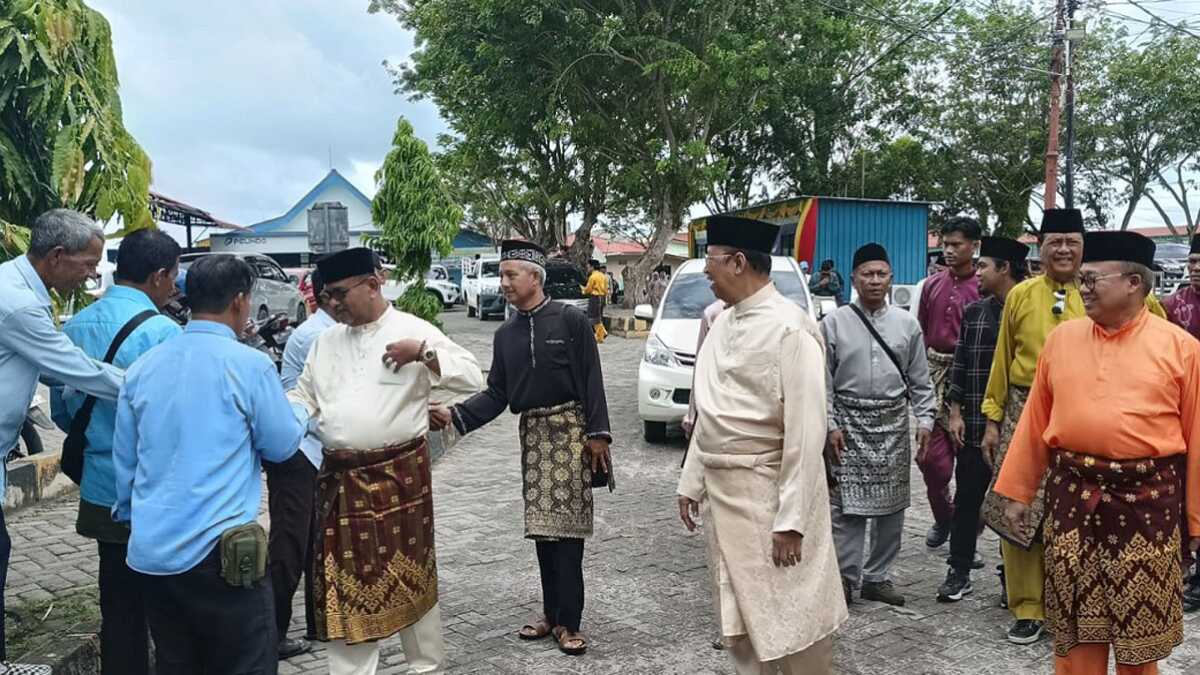 Bupati Karimun Aunur Rafiq (bersalaman), Wakil Bupati Anwar Hasyim dan Sekda Muhammad Firmansyah tiba di acara open house Idul Fitri yang digelar Gubernur Kepri di Gedung Daerah, Tanjungpinang, Kamis (11/4/2024). (jurnalterkini.id/edy kencana)