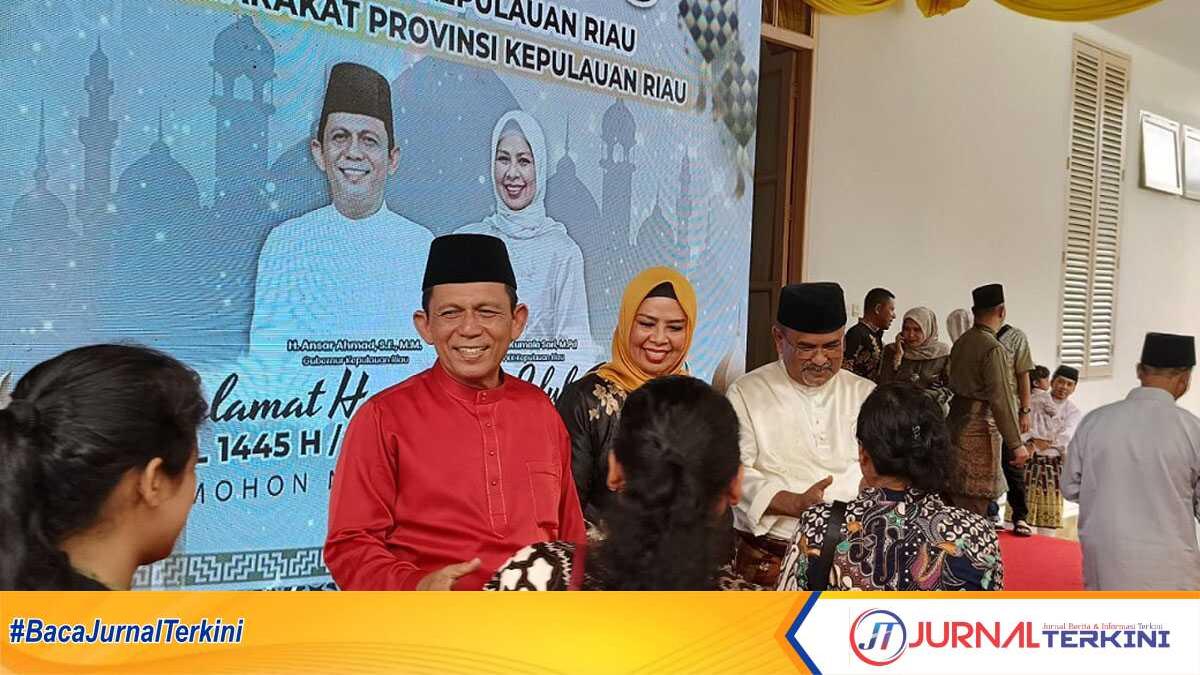 Gubernur Kepri Ansar Ahmad didampingi istri bersama Bupati Karimun Aunur Rafiq bersalaman dengan para tamu dalam acara open house gubernur di Gedung Daerah, Tanjungpinang, Kamis (11/4/2024). (jurnalterkini.id/edy kencana)