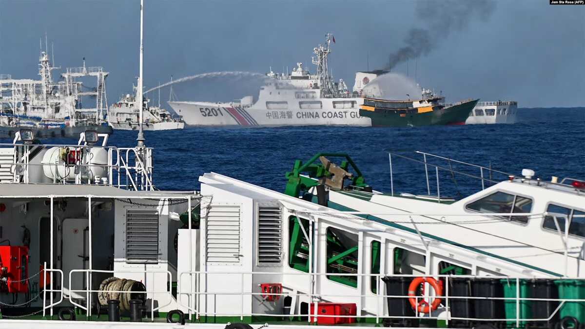 china coast guard Kapal Garda Pantai Tiongkok mengerahkan meriam ke arah kapal Unaizah yang disewa oleh militer Filipina untuk membawa pasokan ke beting Second Thomas Shoal di Laut Tiongkok Selatan, 5 Maret 2024. (Foto: Jam Sta Rosa/AFP)