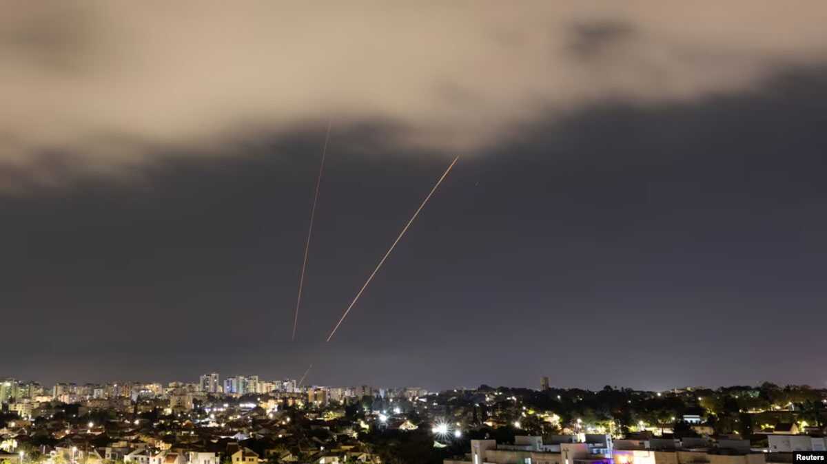 Sebuah sistem pertahanan anti-peluru beroperasi setelah Iran melepaskan pesawat nirawak dan peluru kendali menuju Israel, terlihat dari Ashkelon, Israel, pada 14 April 2024. (Foto: Reuters)