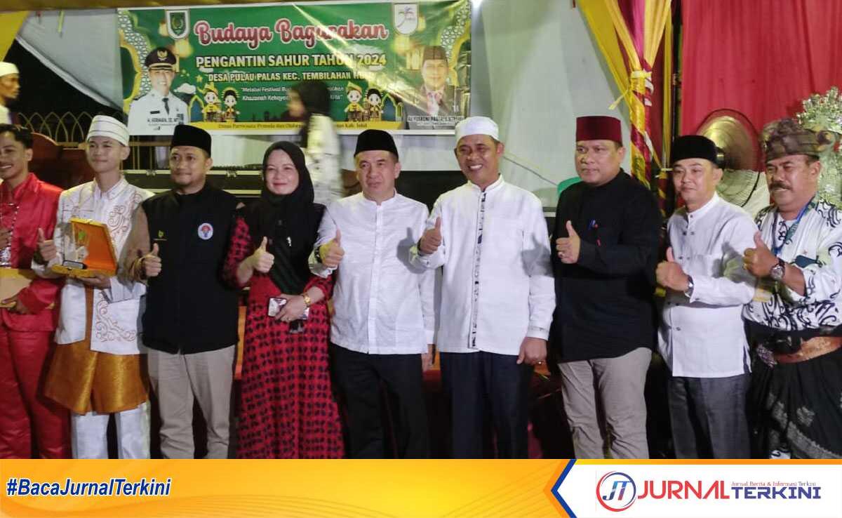festival budaya pengantin sahur Ketua DPRD Inhil H Ferryandi (tengah) menghadiri Festival Pengantin Sahur di Desa Pulau Palas, Kecamatan Tembilahan Hulu pada Minggu (31/3/2024). (jurnalterkini.id/abdullah)