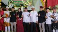 Ketua DPRD Inhil H Ferryandi (tengah) menghadiri Festival Pengantin Sahur di Desa Pulau Palas, Kecamatan Tembilahan Hulu pada Minggu (31/3/2024). (jurnalterkini.id/abdullah)