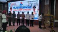 Gubernur Kepri Ansar Ahmad disaksikan Bupati Aunur Rafiq, Wakil Bupati Anwar Hasyim, FKPD dan pejabat lainnya memukul gong tanda dimulainya Musyawarah Perencanaan Pembangunan (Musrenbang) Karimun 2025 di Gedung Nilam Sari, Kantor Bupati Karimun, Rabu (20/3/2024). (jurnalterkini.id/yogi)