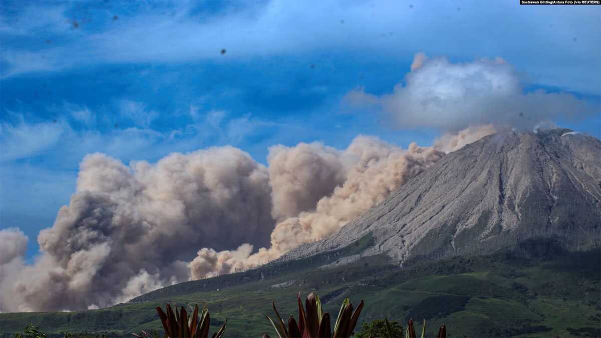 Erupsi Gunung Sinabung tampak dari Desa Kuta Rakyat di Sumatra Utara sebagai ilustrasi. Gunung berapi Ibu di Halmahera, Maluku Utara meletus pada Minggu (28/4) memuntahkan abu setinggi lebih dari 3,5 kilometer ke langit. (Foto: Sastrawan Ginting/Antara via Reuters)