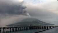 Erupsi Gunung Ruang terlihat dari pulau Tagulandang, Kamis, 18 April 2024. (AP/ Hendra Ambalao)