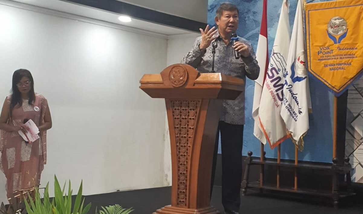 Wakil Ketua Dewan Pembina Partai Gerindra Hashim Sujono Djojohadikusumo memberikan sambutan dalam Dialog Nasional yang bertemakan “Optimisme Kaum Termarjinalkan dan Terpinggirkan Bersama Pemerintah yang Baru” di aula Dewan Pers, Jakarta, Sabtu (26/04/2024). (foto: SMSI)