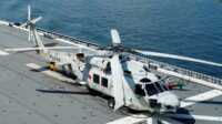 helikopter militer jepang Helikopter anti-kapal selam SH-60K berada di dek penerbangan kapal pengangkut helikopter Pasukan Bela Diri Maritim Jepang (JMSDF) JS Izumo (DDH-183) di lepas pantai Brunei pada 26 Juni 2019. (Foto: Emily Wang/AP Photo)