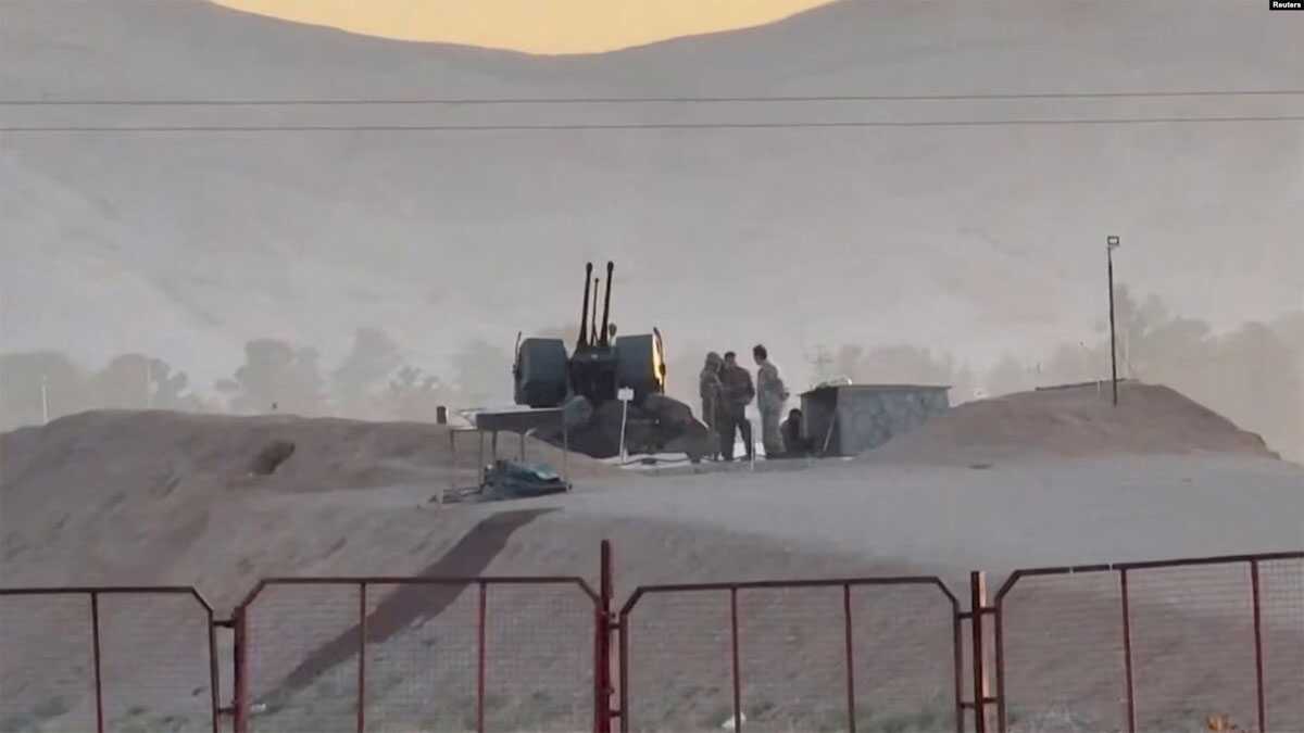 Personel militer berjaga di fasilitas nuklir di daerah Zardanjan di Isfahan, Iran, 19 April 2024, dalam tangkapan layar yang diambil dari video. (Foto: WANA melalui REUTERS)