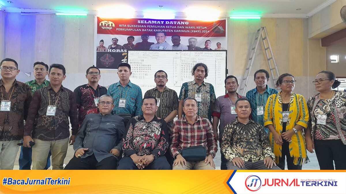 Januar Robert Silalahi (tengah) dan jajaran pengurus dan anggota PBKK berfoto usai terpilih sebagai Ketua Paguyuban Batak Kabupaten Karimun (PBKK) periode 2024-2028 dalam pemilihan yang digelar di Sopo Godang Gereja HKBP, Tanjung Balai Karimun, Sabtu (27/4/2024). (jurnalterkini.id/jansen)