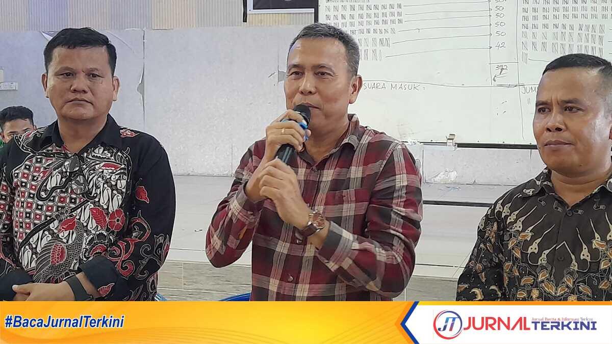Januar Robert Silalahi (tengah) terpilih sebagai Ketua Paguyuban Batak Kabupaten Karimun (PBKK) periode 2024-2028 dalam pemilihan yang digelar di Sopo Godang Gereja HKBP, Tanjung Balai Karimun, Sabtu (27/4/2024). (jurnalterkini.id/jansen)