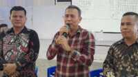 Januar Robert Silalahi (tengah) terpilih sebagai Ketua Paguyuban Batak Kabupaten Karimun (PBKK) periode 2024-2028 dalam pemilihan yang digelar di Sopo Godang Gereja HKBP, Tanjung Balai Karimun, Sabtu (27/4/2024). (jurnalterkini.id/jansen)