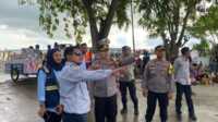 Kapolres Bintan AKBP Riky Iswoyo bersama petugas Pos Pelayanan Terpadu ASDP Tanjung Uban di Pelabuhan Bulang Linggi memeriksa kesiapan personel di hari terakhir Operasi Ketupat Seligi 2024, Selasa (16/4/2024). (foto: Humas Polres Bintan)