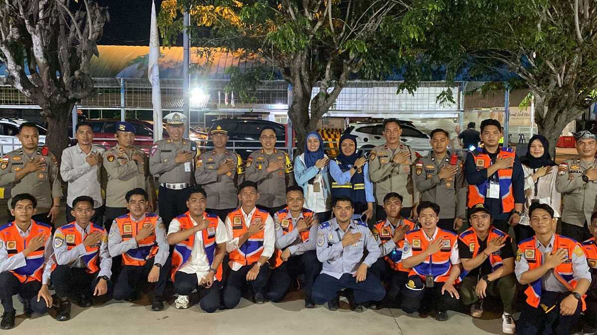 Kapolres Bintan AKBP Riky Iswoyo (berdiri, 6 kiri) berfoto bersama sejumlah pejabat utama dan petugas gabungan Pos Pelayanan Terpadu Pelabuhan ASDP Tanjung Uban saat meninjau arus balik Lebaran di pelabuhan itu, Senin (15/4/2024) dini hari. (foto: Humas Pores Bintan)