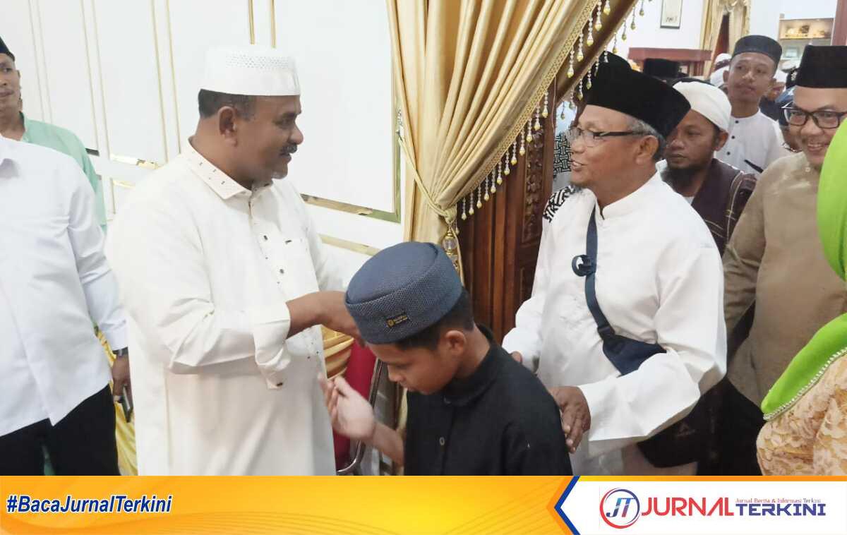 Bupati Karimun Aunur Rafiq bersalaman dengan para undangan acara wirid bulanan dan kenduri menyambut Ramadhan 1445 H di rumah dinasnya, Sabtu (9/3/2024) pagi. (jurnalterkini.id/edy kencana)