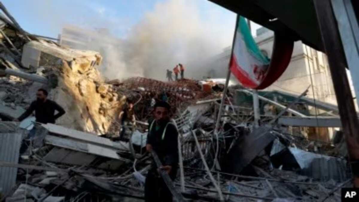 Petugas darurat bekerja di gedung yang hancur akibat serangan udara di Damaskus, Suriah, Senin, 1 April 2024. Serangan udara Israel menghancurkan bagian konsuler kedutaan Iran di Damaskus.
