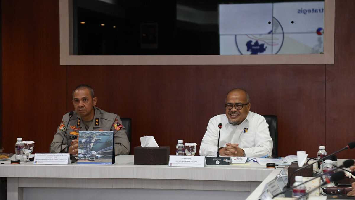 Pimpinan rombongan Sespimti 33 Pokjar V, Irjen. Pol. Tomex Korniawan dan Wakil Kepala BP Batam Purwiyanto dalam pertemuan di Gedung Marketing Center BP Batam, Senin (22/4/2024). (foto: Humas BP Batam)
