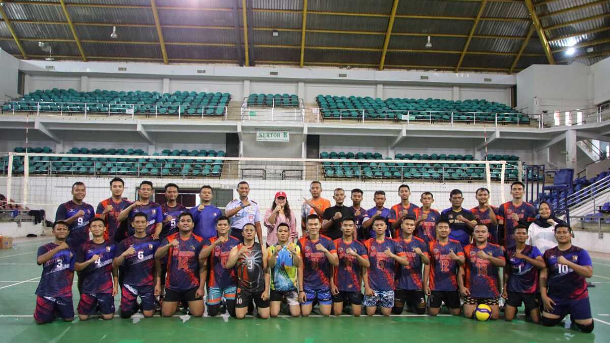 Tim Bola Voli Putra BP Batam berfoto bersama Tim Bola Vola Lanud Hang Nadim dalam laga persahabatan di Sporthall Temenggung Abdul Jamal, Selasa (23/4/2023). (foto: Humas BP Batam)