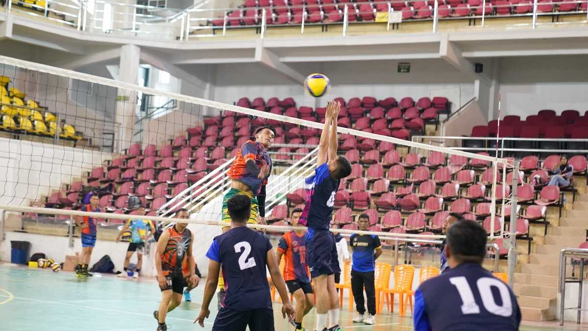 laga persahabatan tim voli bp batam Tim Bola Voli Putra BP Batam menggelar latih tanding atau pertandingan persahabatan dengan Tim Bola Vola Lanud Hang Nadim, di Sporthall Temenggung Abdul Jamal, Selasa (23/4/2023). (foto: Humas BP Batam)
