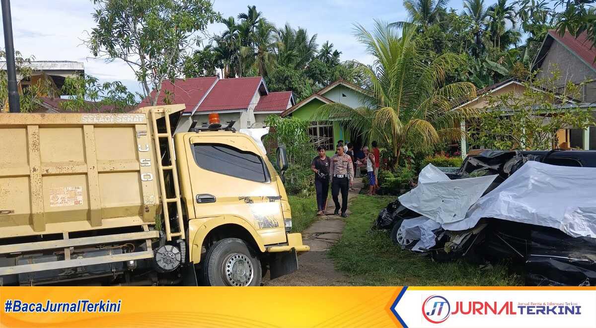 lakalantas di tempuling Truk Mitsubishi Colt Diesel dan Kijang Innova Nopol B 1532 SVJ yang terlibat dalam lakalantas di Jalan lintas Provinsi Rengat-Tembilahan, tepatnya di Kelurahan Sungai Salak, Kecamatan Tempuling, Kabupaten Inhil, Rabu (3/4/2024) pagi. (jurnalterkini.id/abdullah)