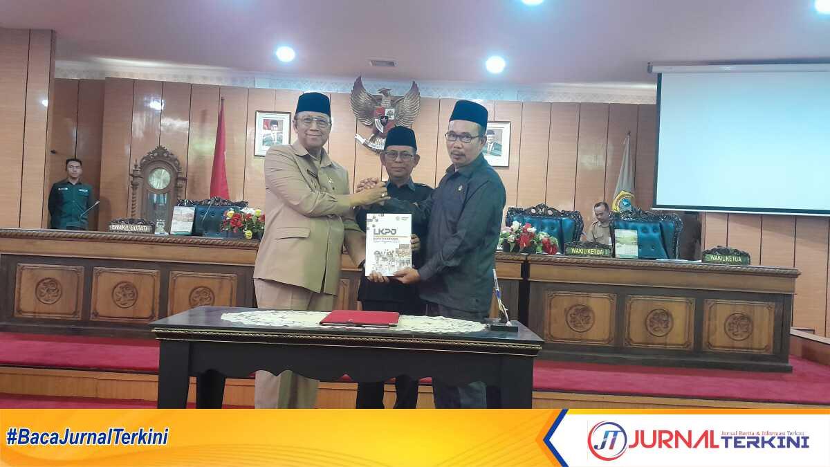 lkpj Bupati Karimun 2023 Wakil Bupati Karimun Anwar Hasyim menyerahkan Laporan Keterangan Pertanggungjawab (LKPJ) Bupati Karimun tahun anggaran 2023 kepada Ketua DPRD Karimun M Yusuf Sirat didampingi Wakil Ketua II Rasno dalam rapat paripurna di Gedung DPRD Karimun, Selasa (2/4/2024). (jurnalterkini.id/yogi)