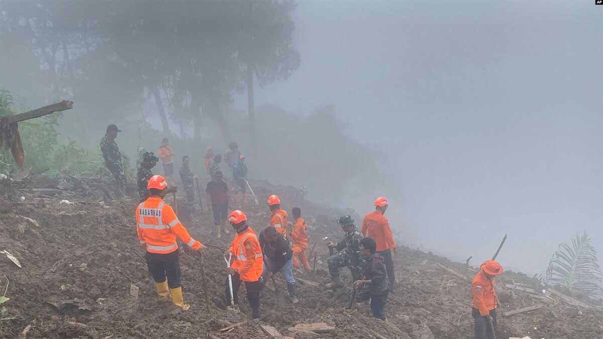 longsor di tana toraja-1 Para anggota tim evakuasi BASARNAS berusaha mencari korban selamat dalam bencana tanah longsor di Tana Toraja, pada 15 April 2024. (Foto: Basarnas via AP)