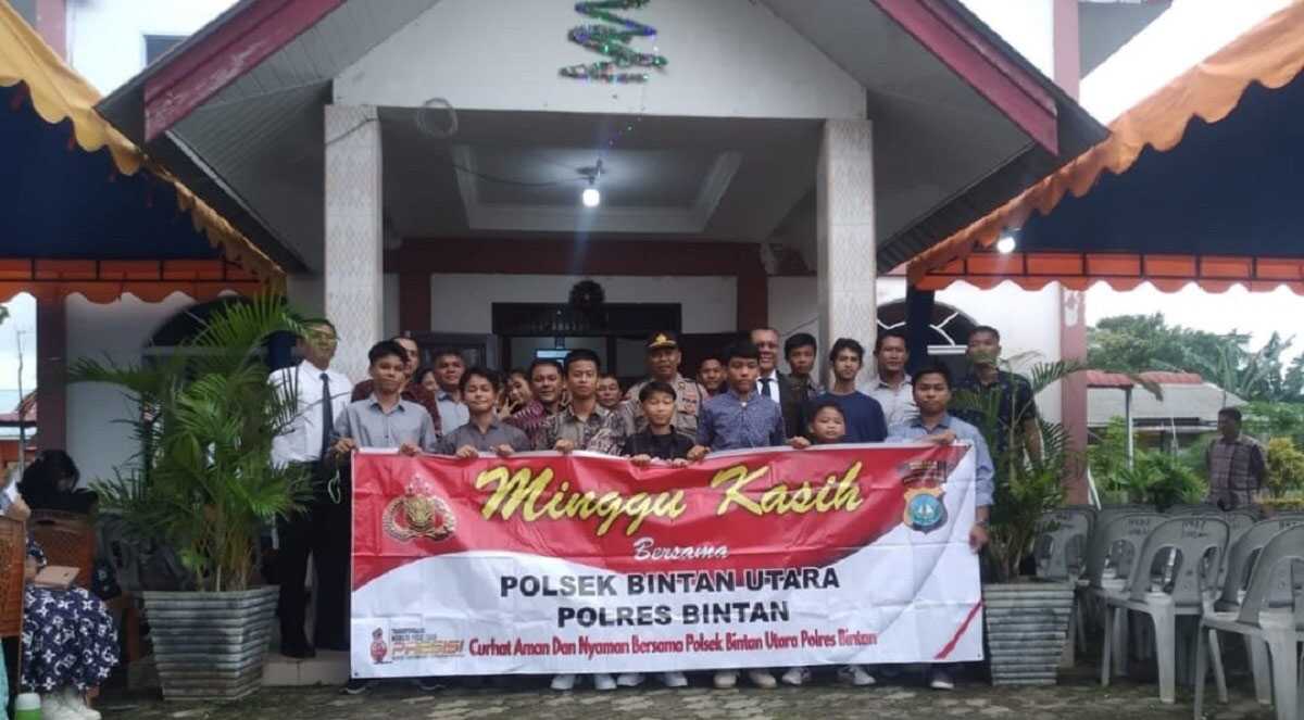 Polsek Bintan Utara berfoto bersama saat menggelar Minggu Kasih di Kelurahan Tanjung Uban Selatan, Kecamatan Bintan Utara, Minggu (28/4/2024). (foto: Humas Polres Bintan)