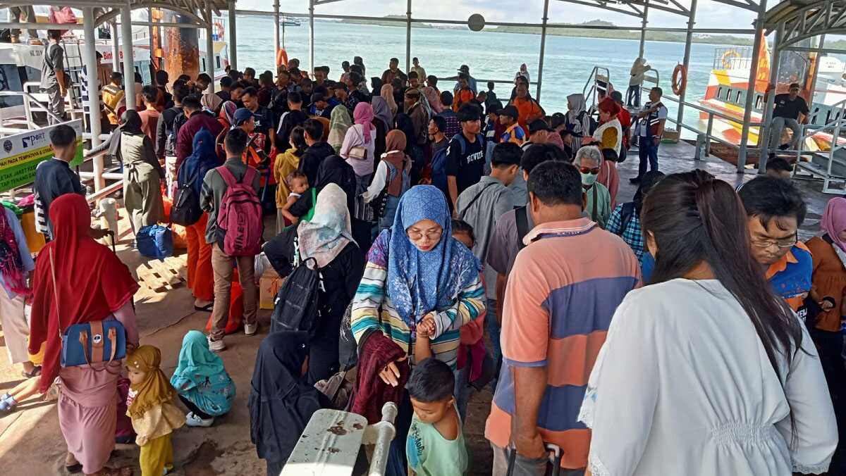 Para penumpang memadati Terminal Ferry Domestik di Sekupang Batam saat arus balik pada Senin (15/4/2024). (foto: Humas BP Batam)
