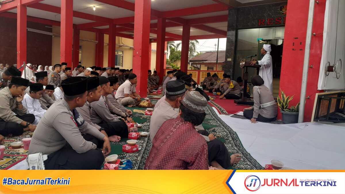 Polres Karimun menggelar Peringatan Nuzulul Quran 1445 Hijriah sekaligus berbuka puasa bersama di Mapolres Karimun, Rabu (27/3/2024). (jurnalterkini/id/jansen)