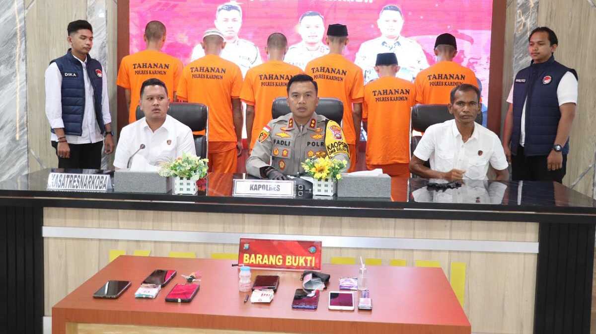 Kapolres Karimun AKBP Fadli Agus (tengah) memberikan keterangan pers terkait penangkapan enam orang dalam Operasi Antik Seligi 2024 di lantai II Gedung Catur Prasetya, Polres Karimun, Rabu (3/4/2024). (Foto: Humas Polres Karimun/Helman_