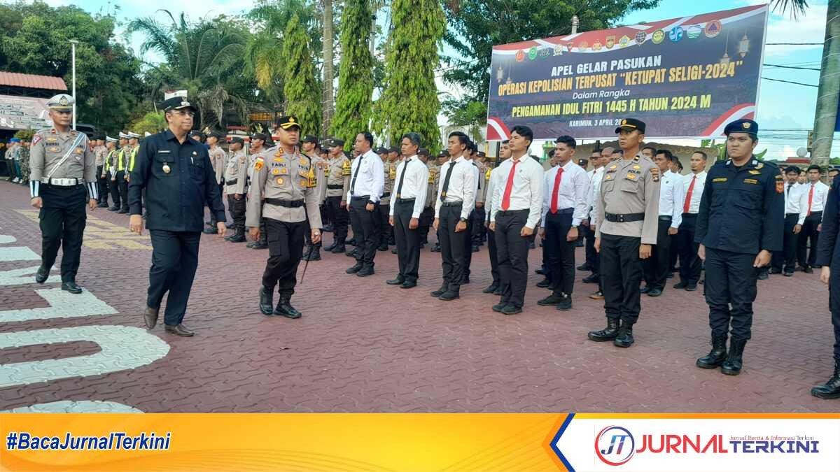 Wakil Bupati Karimun Anwar Hasyim bersama Kapolres Karimun AKBP Fadli Agus memeriksa personel yang terlibat dalam Operasi Ketupat Seligi 2024 dalam apel gelar pasukan di Mapolres Karimun, Rau (3/4/2024). (jurnalterkin.id/rusdi)
