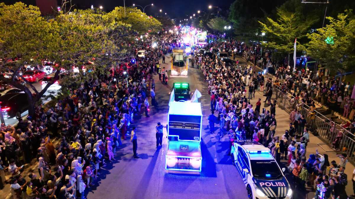 Pelepasan Pawai Takbir di Dataran Engku Hamidah pada Selasa (9/4/2024) malam. (Foto: Humas BP Batam)