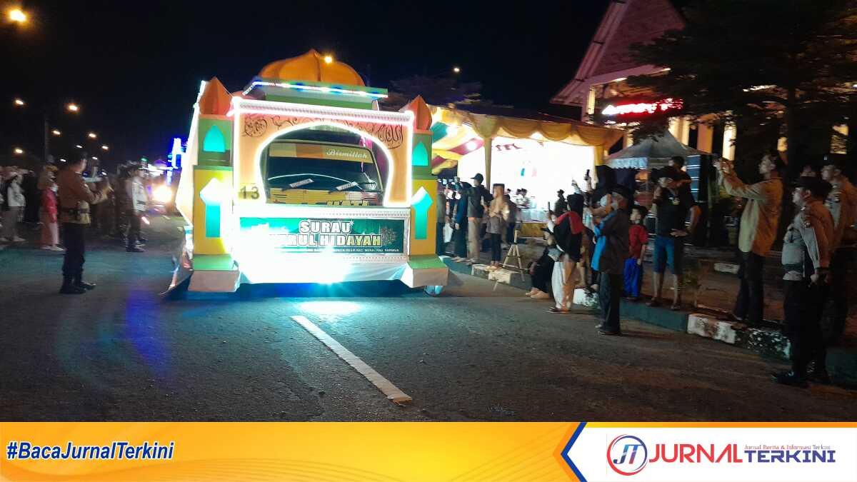 Salah satu kendaraan hias yang berpartisipasi dalam pawai takbir Idul Fitri yang dilepas Bupati Karimun Aunur Rafiq di depan Panggung Putri Kemuning, Coastal Area, Tanjung Balai Karimun, Selasa (9/4/2024) malam. (jurnalterkini.id/jansen)