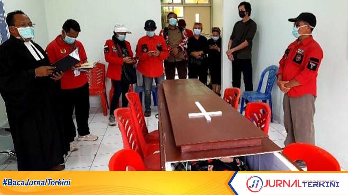 DPC PBB Karimun, Senin (15/4/2024) di kamar jenazah RSUD Muhammad Sani membantu pengurusan jenazah Christina, wanita yang meninggal saat berlibur di Pantai Pelawan. (jurnalterkini.id/jansen)
