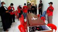 DPC PBB Karimun, Senin (15/4/2024) di kamar jenazah RSUD Muhammad Sani membantu pengurusan jenazah Christina, wanita yang meninggal saat berlibur di Pantai Pelawan. (jurnalterkini.id/jansen)