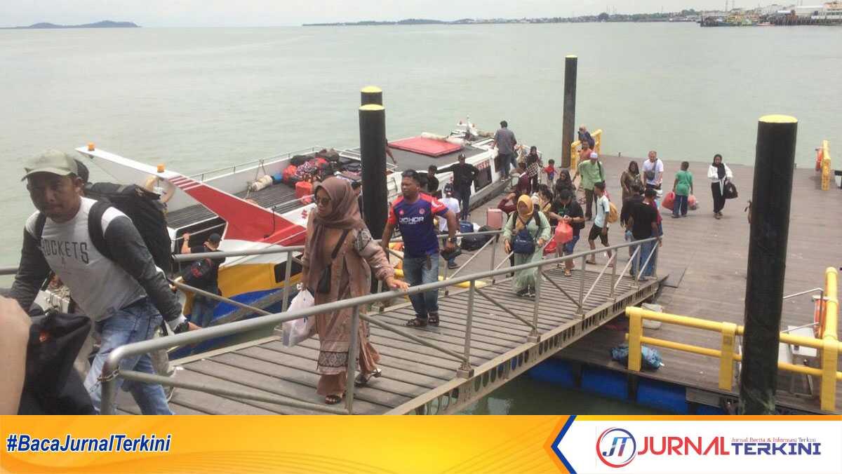 Naik turun penumpang di Pelabuhan Sri Tanjung Gelam, Rabu (24/4/2024). (jurnalterkini.id/jansen)