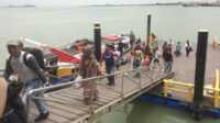 pelabuhan sri tanjung gelam Naik turun penumpang di Pelabuhan Sri Tanjung Gelam, Rabu (24/4/2024). (jurnalterkini.id/jansen)