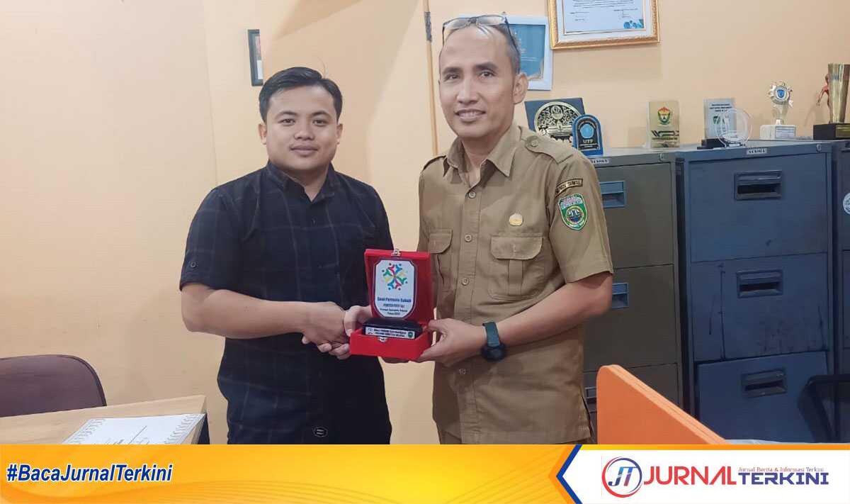 pemuda berprestasi empat lawang Soni Permata Subuh, S.Kom menerima penghargaan berupa plakat dan sertifikat pemuda berprestasi yang diraihnya 28 oktober tahun 2023 lalu. (foto dokumentasi pribadi)