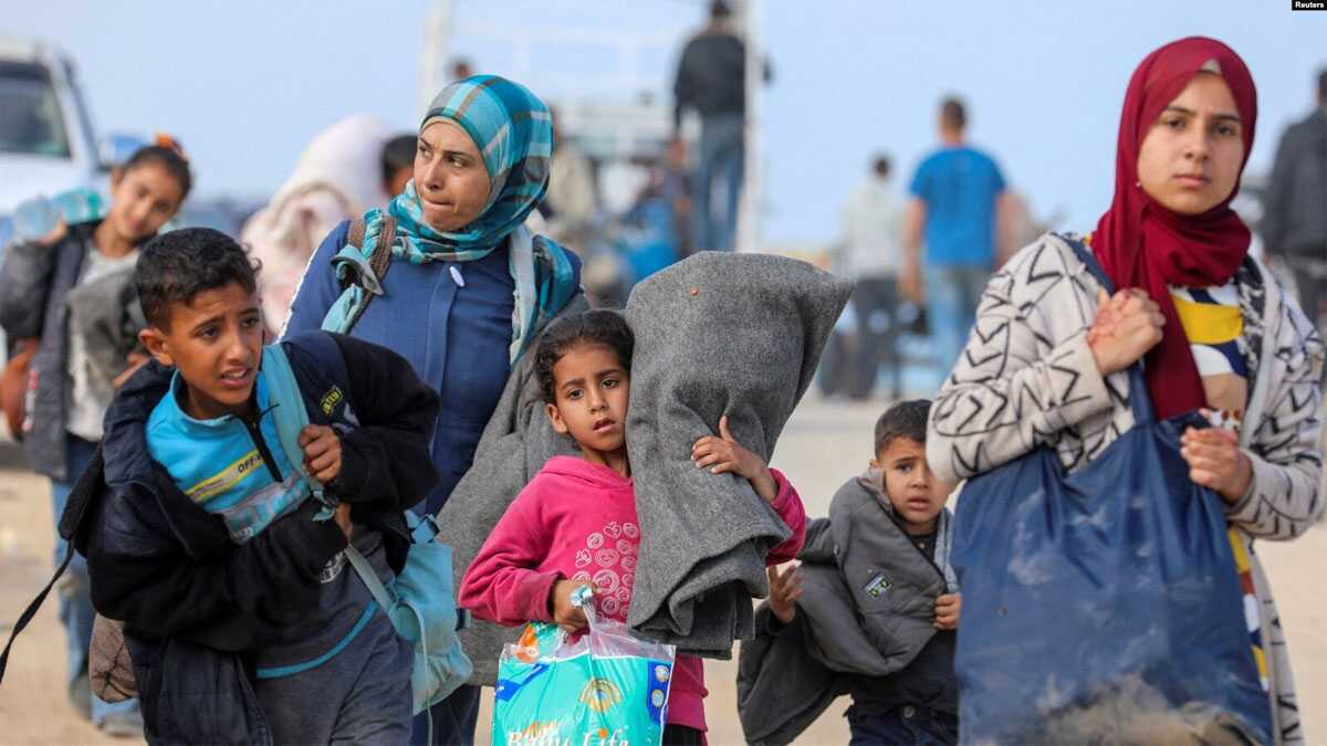Para pengungsi Palestina berusaha untuk kembali ke rumah mereka di Gaza utara melalui pos pemeriksaan Israel, di tengah konflik antara Israel dan Hamas, seperti yang terlihat dari Jalur Gaza tengah hari Senin, 15 April 2024.