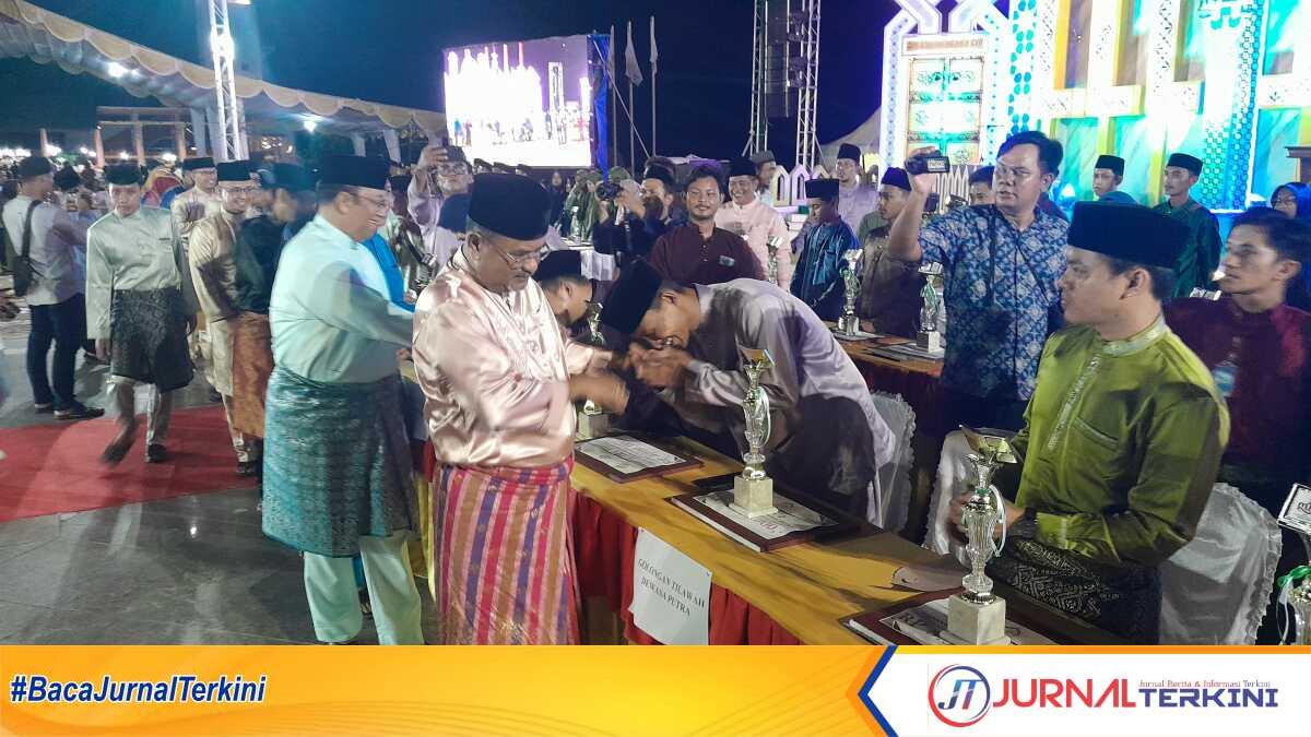 Bupati Karimun Aunur Rafiq dan Wakil Bupati Anwar Hasyim mengucapkan selamat para para pemenang dalam acara penutupan MTQ XVI tingkat Kabupaten Karimun di Coastal Area, Tanjung Balai Karimun, Minggu (21/4/2024) malam. (jurnalterkini.id/rusdi))
