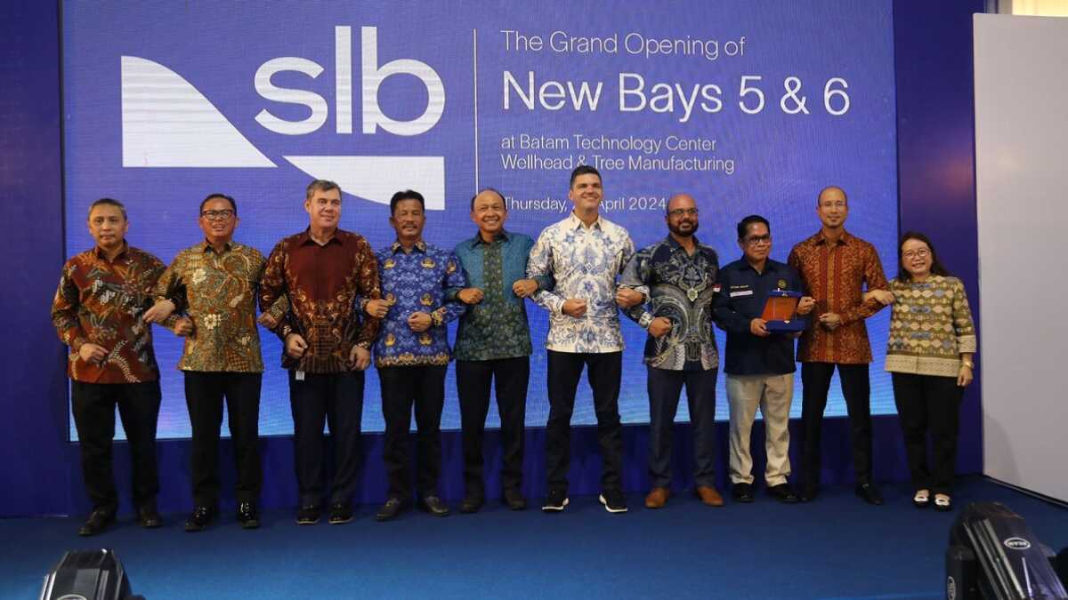 Kepala BP Batam Muhammad Rudi (4 kiri) berfoto bersama sejumlah pengusaha dalam peresmian Batam Technology Center - Bays 5 dan 6 di PT. Karti Yasa Sarana - Cameron SLB Batu Ampar, Kamis (25/4/2024). (foto: Humas BP Batam)