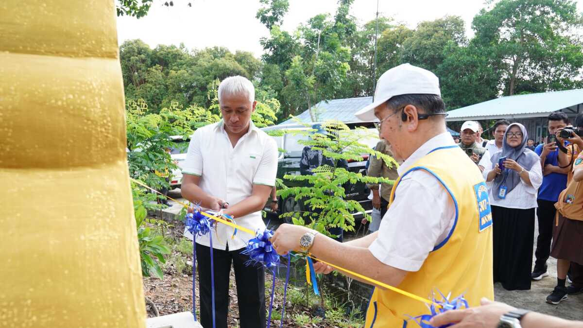 Gubernur Lions Club Indonesia, Peter C dan Direktur BU SPAM BP Batam, Denny Tondano (kiri) meresmikan tugu Lions We Serve di gerbang masuk Waduk Sei Ladi, Rabu (24/4/2024). (foto: Humas BP Batam)