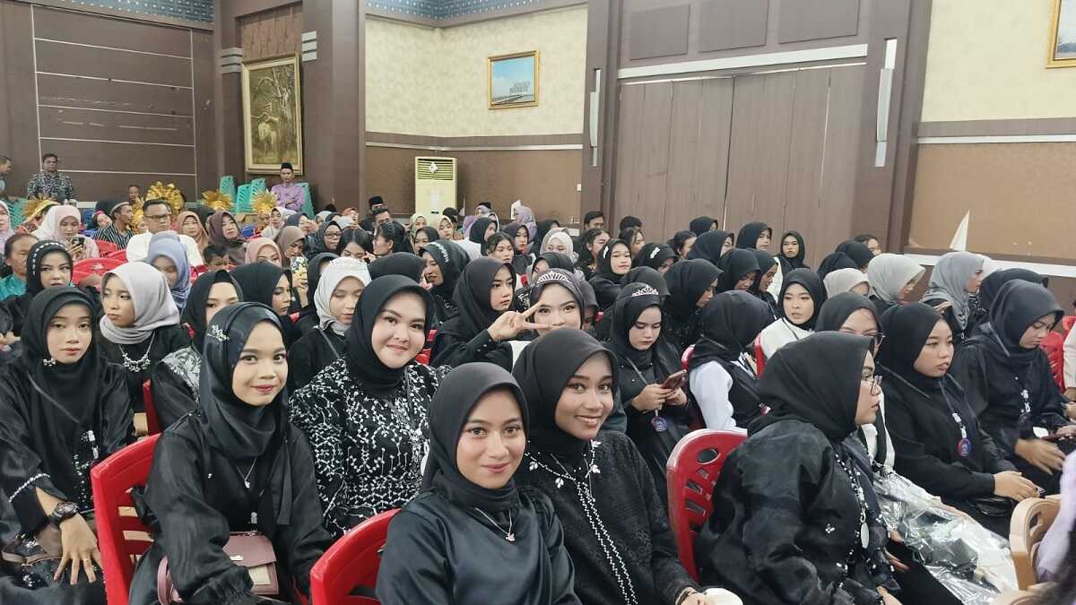 Para siswa kelas XII SMAN 5 Karimun mengikuti acara perpisahan di sekolah itu pada Sabtu (27/4/2024). (jurnalterkini.id/edy kencana)