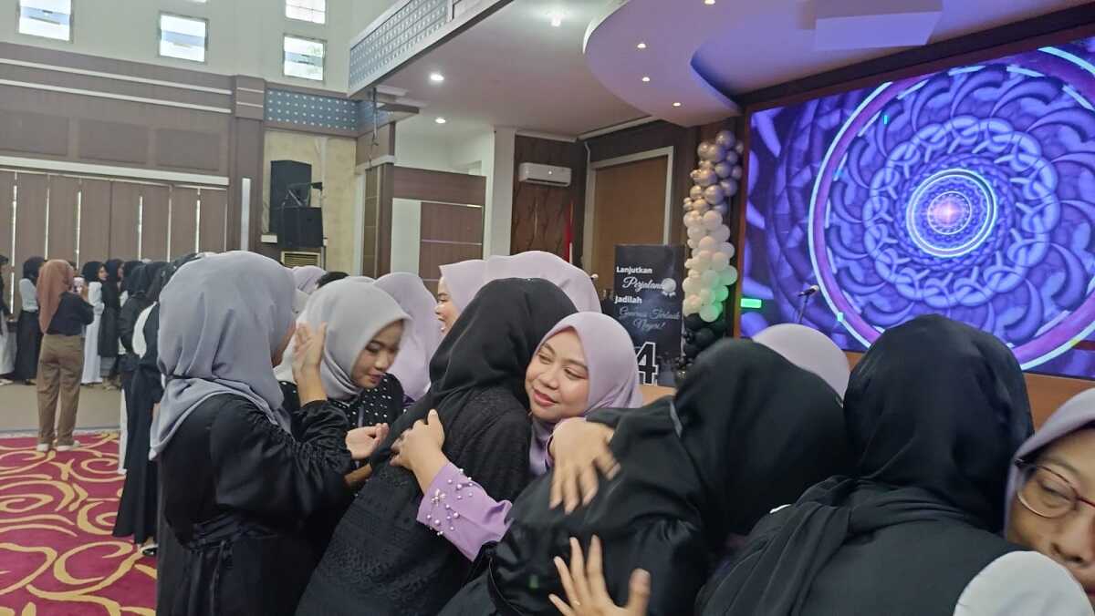 Para siswa kelas XII SMAN 5 Karimun saling berpelukan dengan para guru dalam acara perpisahan di sekolah itu pada Sabtu (27/4/2024). (jurnalterkini.id/edy kencana)