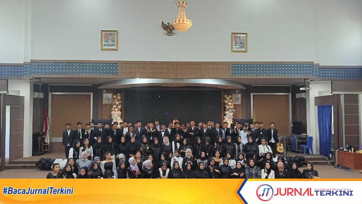 Foto bersama para satu siswa kelas XII SMAN 5 Karimun bersama para guru dalam acara perpisahan di sekolah itu pada Sabtu (27/4/2024). (jurnalterkini.id/edy kencana)