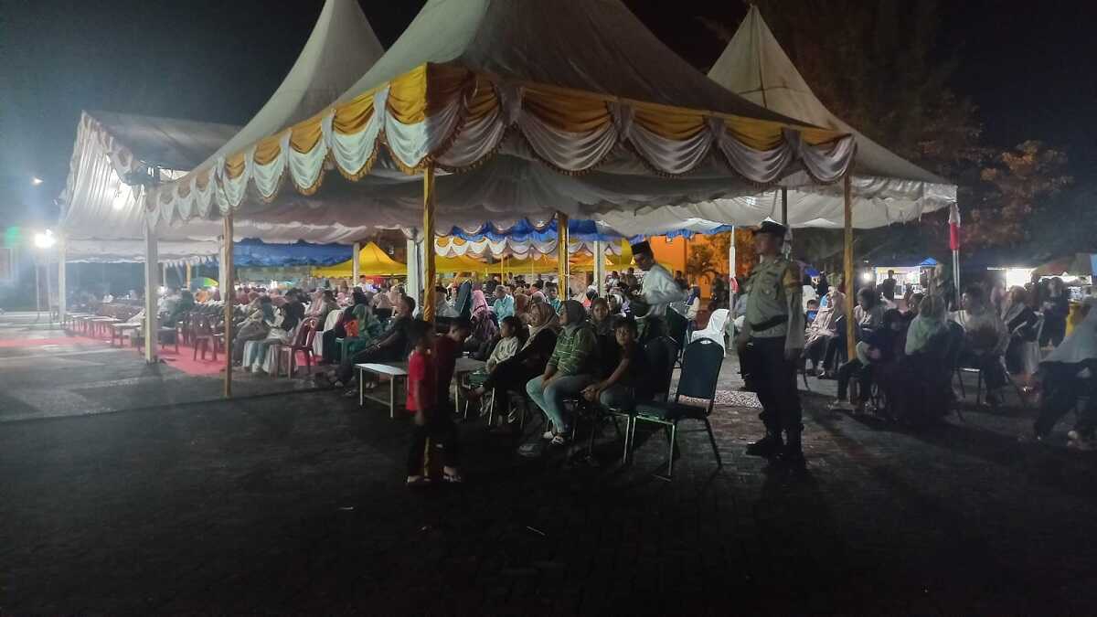 polres bintan amankan mtq ke-13-1 Personel Polres Bintan berjaga-jaga mengamankan malam pembukaan MTQH ke-13 Kabupaten Bintan yang digelar di Kecamatan Bintan Timur, 22-26 April 2024. (foto: Humas Polres Bintan)